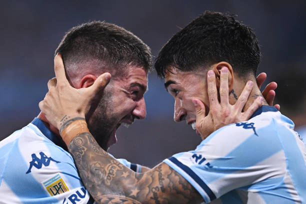 Luciano Vietto y Santiago Solari disputan un lugar en el once.