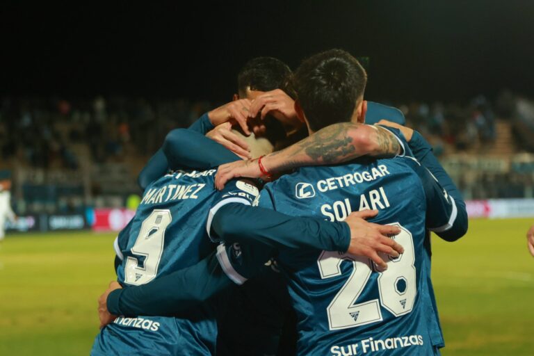 Racing ganó un partido difícil pero todos juntos.