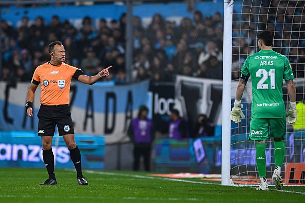 Racing juega mal y no se reencuentra con su fútbol.