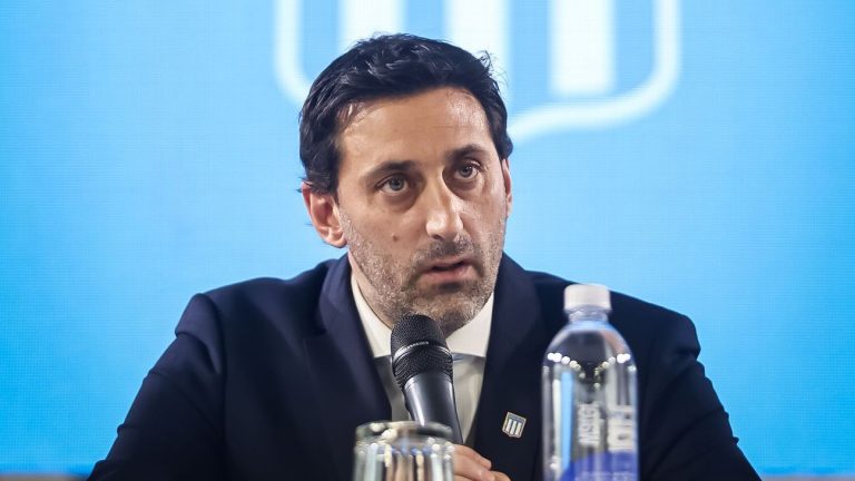 Milito se disculpó con los hinchas que viajaron a Uruguay.